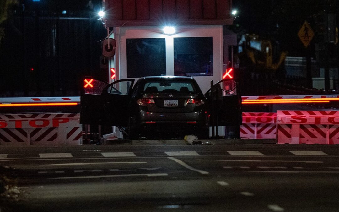 Car rams into White House barricade, suspect arrested: officials